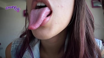 9411 mujeres sacando la lengua Video